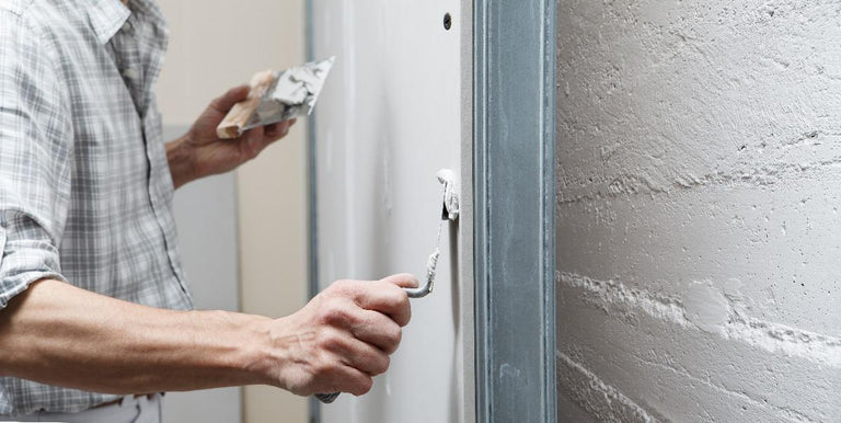 Grote en kleine gaten in de muur eenvoudig vullen