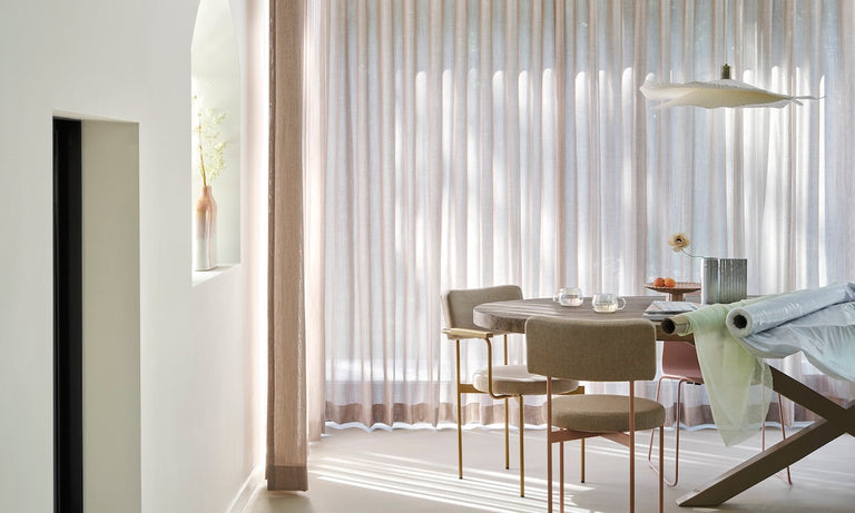 Gordijnkleuren afstemmen op je wand? Zo creëer je visuele rust!