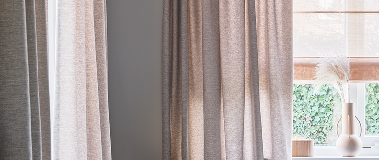 Verschillende soorten raamdecoratie met elkaar combineren voor meer sfeer en privacy