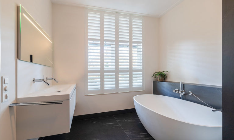 Welke raamdecoratie is geschikt voor een badkamer?
