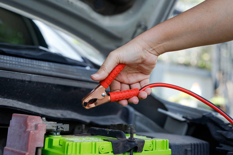 Auto starten met startkabels? Zo doe je dat!