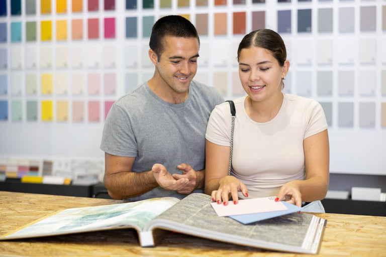 Betonlook verf aanbrengen? Zo maak je een stoere muur in een handomdraai