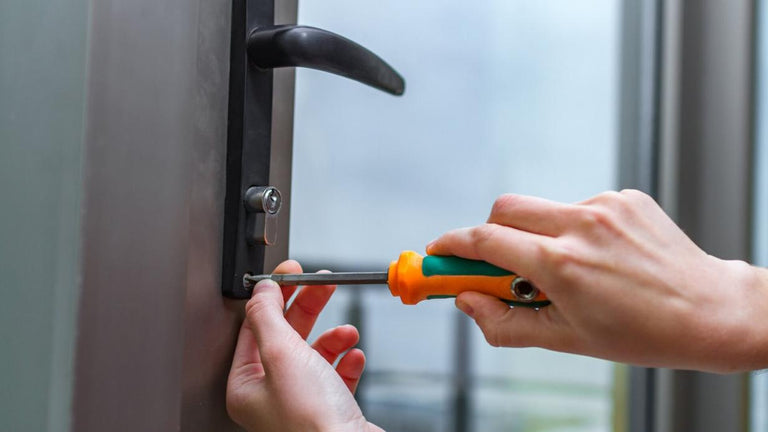 Deurbeslag op binnen- of buitendeur monteren? Zo doe je dat!