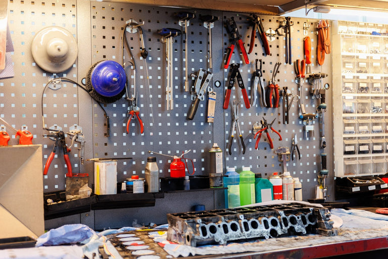 Gereedschap georganiseerd opbergen door zelf een pegboard te maken