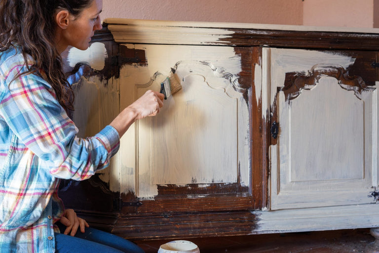 Grenen meubels schilderen: Van donker hout naar trendy eyecatcher