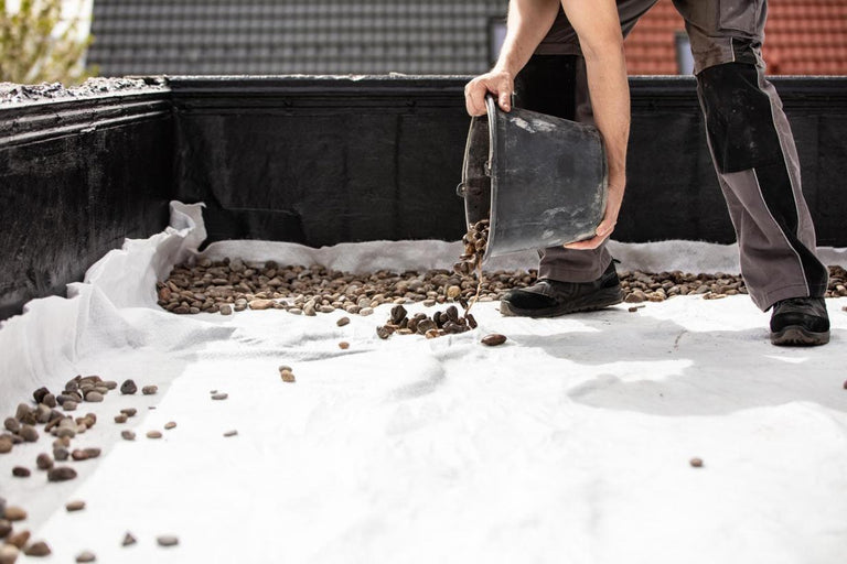 Wel of geen grind op een plat dak?