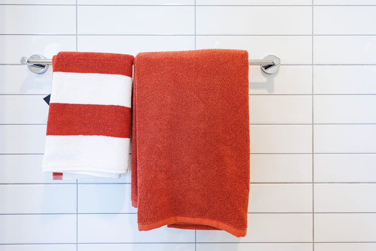 Een handdoekrek ophangen in de badkamer zonder te boren op tegels