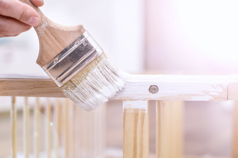 Houten meubels verven: geef je oude eettafel of stoel een modern uiterlijk
