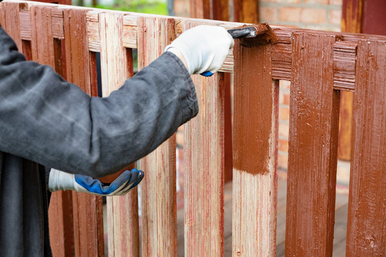 Houten schutting beitsen of oliën: Wat is de beste keuze?