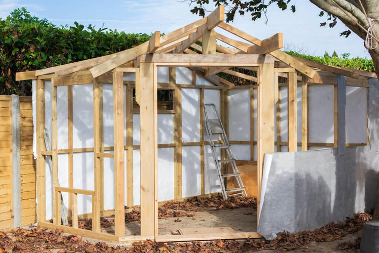 Een houten schuur bouwen zonder fundering