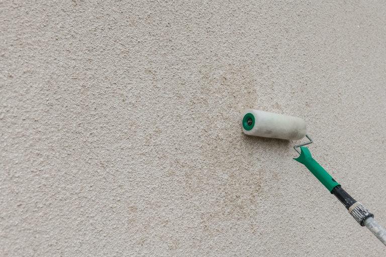 Keimverf aanbrengen op de buitenmuur: zo doe je dat