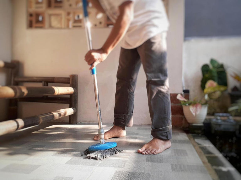 Zo kun je keramische (tuin)tegels het beste schoonmaken