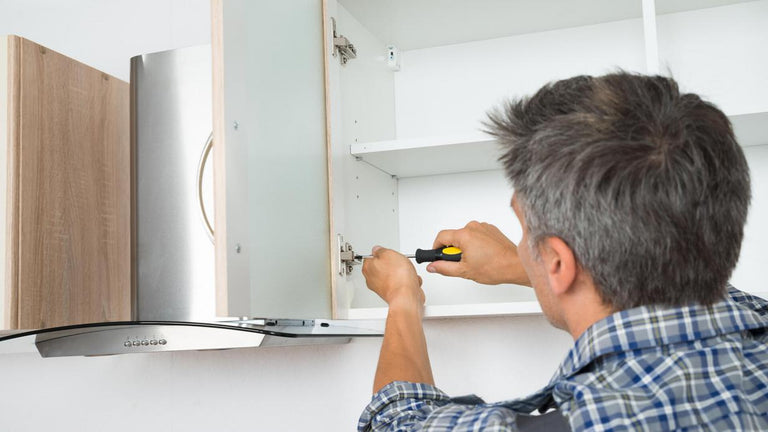 Ongelijke kastdeurtjes? De oplossing: je keukenkastje stellen