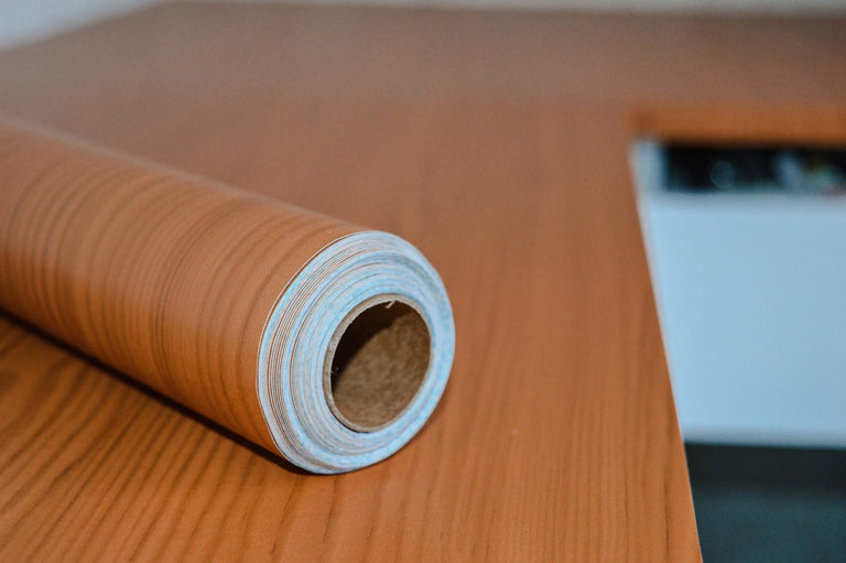 Zelf je keukenkastjes wrappen met zelfklevende folie