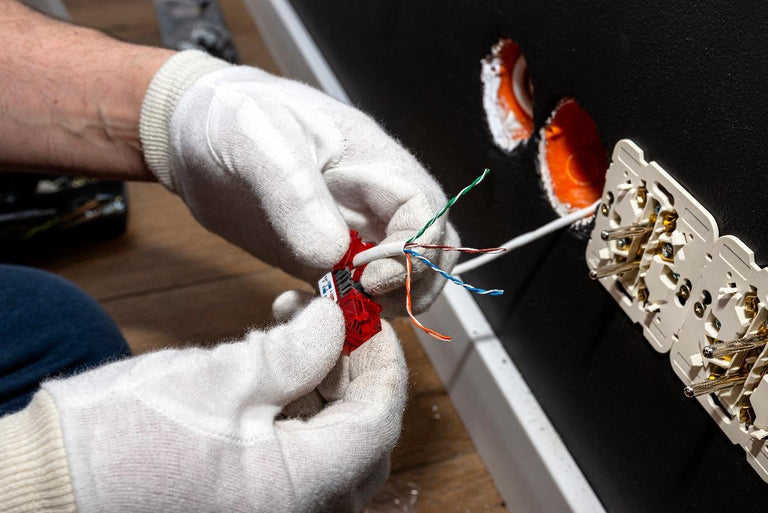 Zo sluit je een UTP-kabel aan op een wandcontactdoos