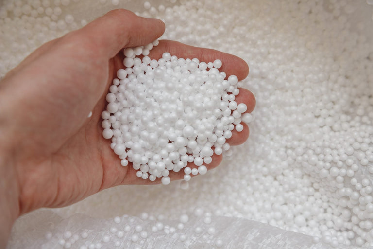 Kruipruimte isoleren met isolatiechips of -parels: Zelf doen of niet?