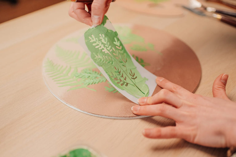 Muursjablonen gebruiken voor creatieve patronen op de muur