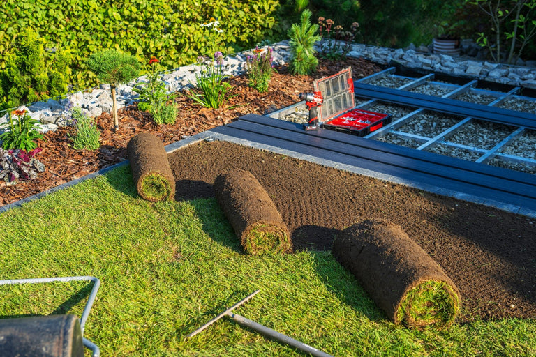 Nieuwe graszoden leggen in de tuin: Tips voor een diepgroen gazon