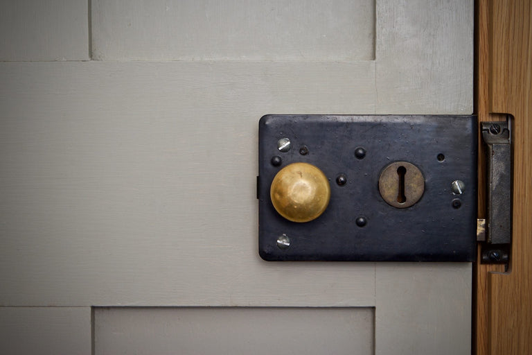 Opbouwslot monteren op een houten poort of schuurdeur