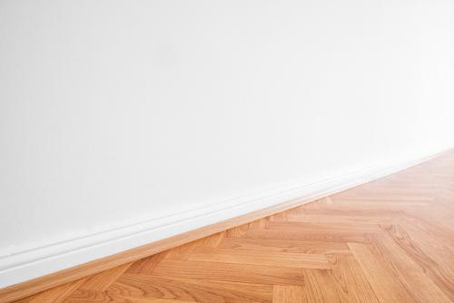 Plakplinten leggen: zo werk je de vloer netjes af