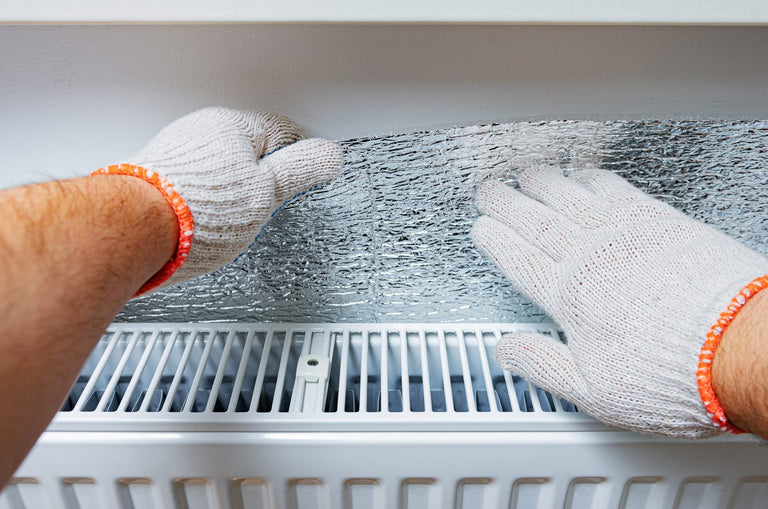Radiatorfolie aanbrengen achter verwarmingen: Onzichtbaar energie besparen