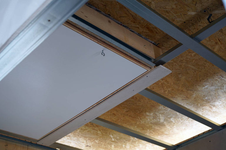 Een regelwerk voor het plafond maken, stellen en uitvullen