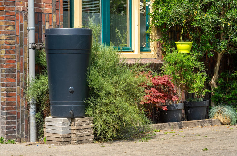 De kraan of doorloopklep van een regenton vervangen bij lekkage