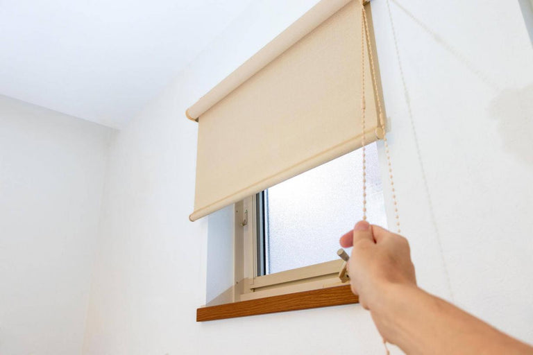 Rolgordijnen ophangen zonder boren