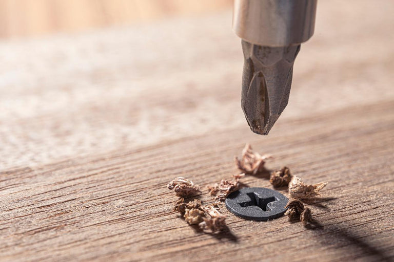 4 tips om een kapotte of dolgedraaide schroef te verwijderen