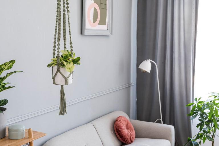 Zelf een simpele macramé plantenhanger maken in 5 stappen
