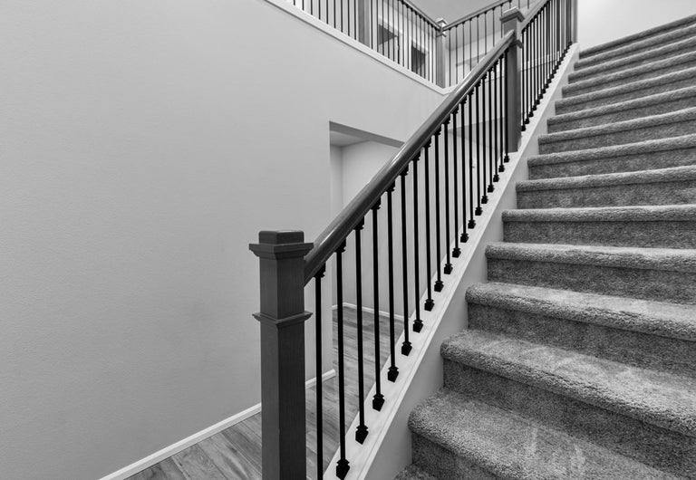 Hoe kan ik zelf mijn (open) trap bekleden met tapijt of laminaat?