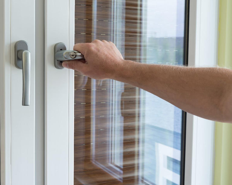 Een deurkruk of deurklink vervangen in een paar stappen