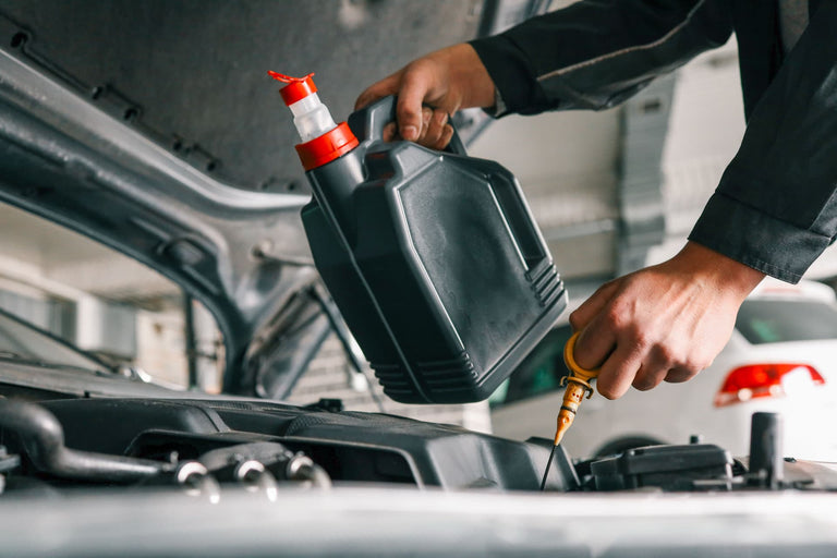 Motorolie bijvullen? Zo weet je welke motorolie jouw auto nodig heeft