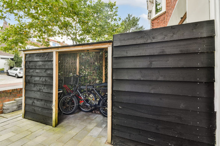Zelf een fietsenhok in de voortuin maken? Zo doe je dat!