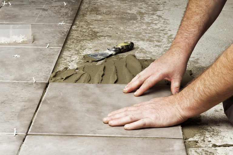 Zelf een tegelvloer leggen? Houd hier rekening mee bij het zetten van tegels