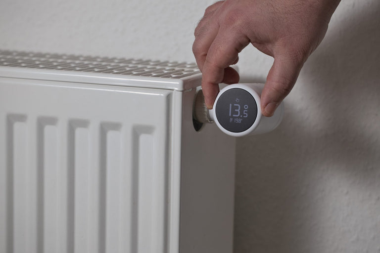 Slimme radiatorknoppen installeren voor zone-verwarming per kamer