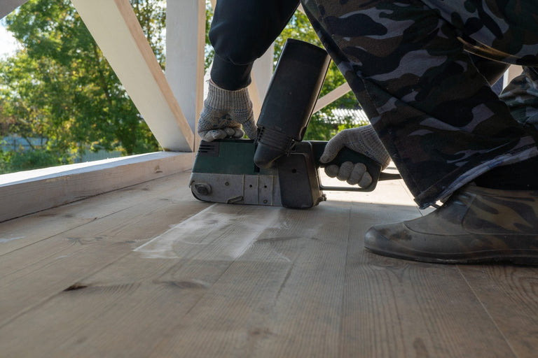 Steigerhout bewerken, glad schuren en beschermen tegen vocht