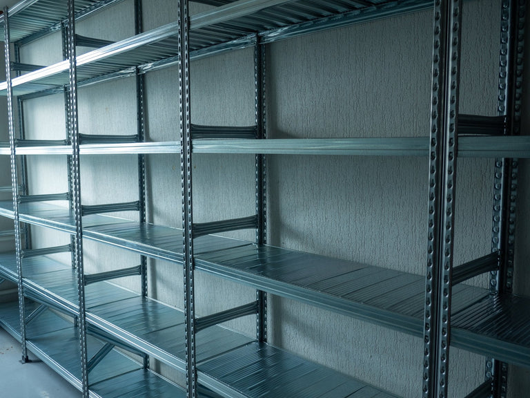 Stellingkast inrichten: handige opbergtips voor je garage of voorraadkast