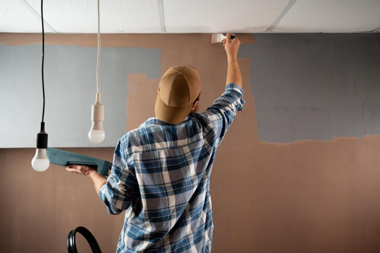 5 tips om een strakke lijn tussen je muur en plafond te verven