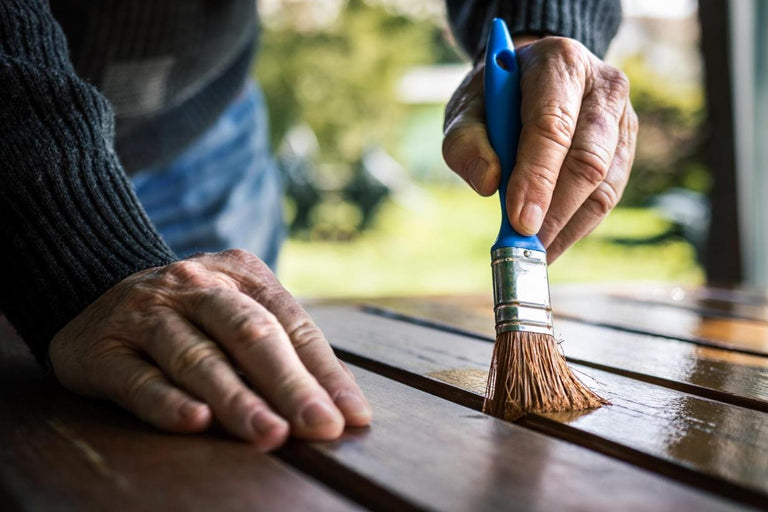 Tafel verven? Zo kun je iedere houten tafel gemakkelijk verven
