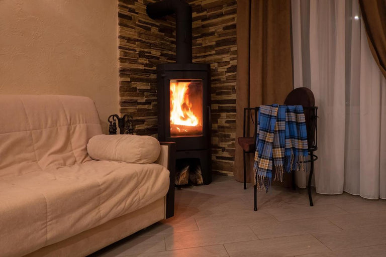 Tegels achter de houtkachel lijmen doe je zo: 4 tips