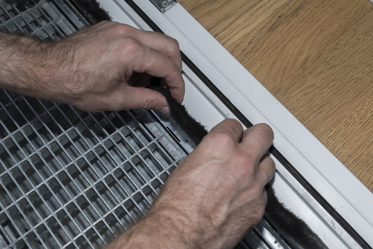 Tochtstrips voor een schuifpui monteren en correct afstellen