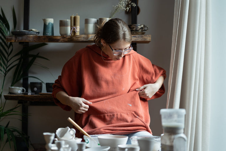 Verf in de kleding? Zo haal je stap voor stap verf uit je kleding