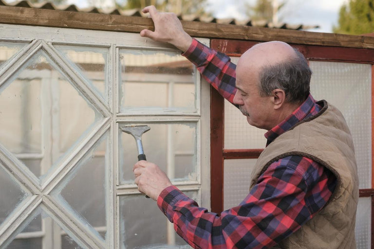 Verf van glas verwijderen? Zo doe je dat