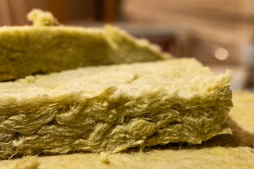 Isoleren? Dit is het verschil tussen glaswol en steenwol