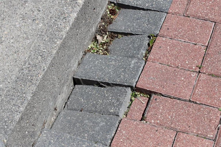 Verzakte tegels in je tuin ophogen? Zo doe je dat