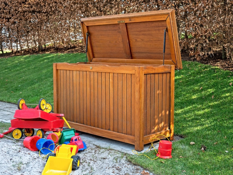 Zelf een waterdichte kist voor je tuinkussens maken? Zo doe je dat