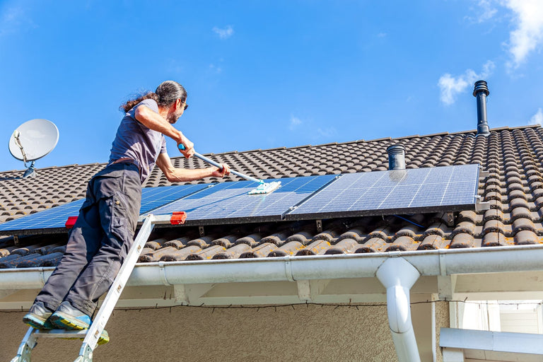 Zonnepanelen veilig zelf schoonmaken en reinigen zonder krassen