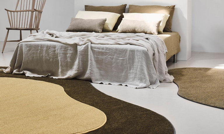 Opgemaakt bed in slaapkamer