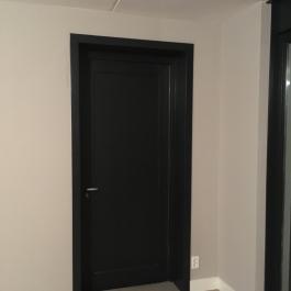 Zwarte Bradfort deur geplaatst in opening woonkamer garage in Barneveld